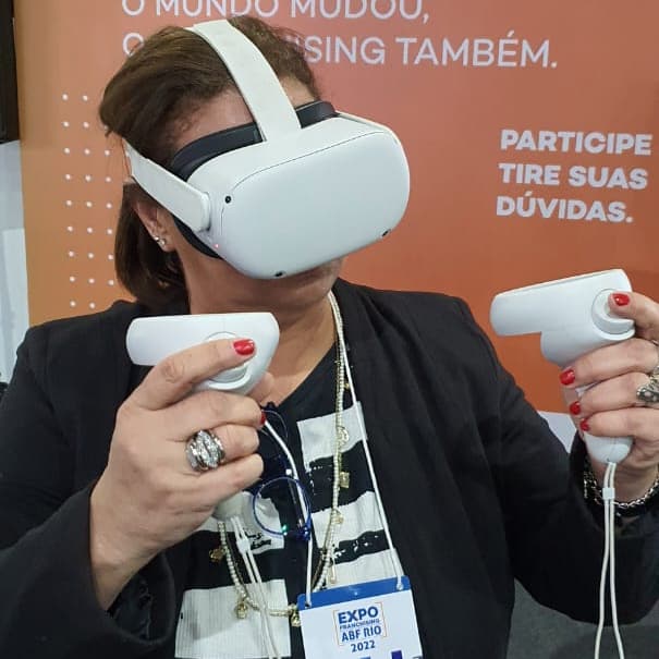 Reny Sanches durante apresentação em evento profissional sobre realidade virtual.